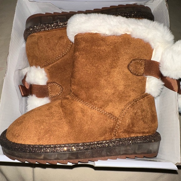 Sugar Tan Kids Boots with White Fur - Picture 1 of 5